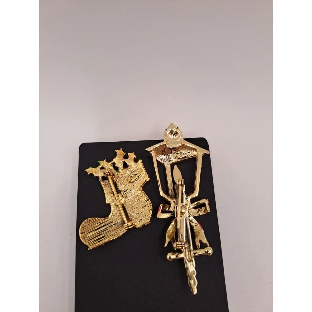 BJ CHRISTMAS BROOCHES Lot of 2 HOLIDAY CHRISTMAS JEWELRY STOCKING, LAMPOST